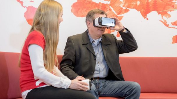 Ein Mann schaut durch eine VR-Brille im DER Concept Store in Berlin