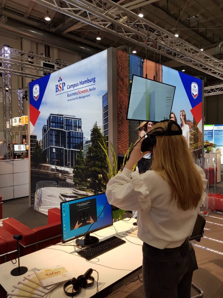 Eine Frau testet die Oculus Rift Virtual Reality Brille auf der Messe "Einstieg" in Hamburg.