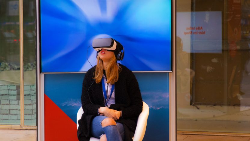 Eine Frau testet eine Oculus Rift Virtual Reality Brille.