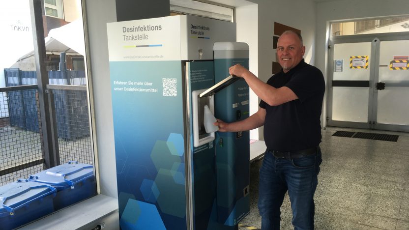 Geschäftsführer Georg Meyer demonstriert stolz die Desinfektionsmittel-Tankstelle.