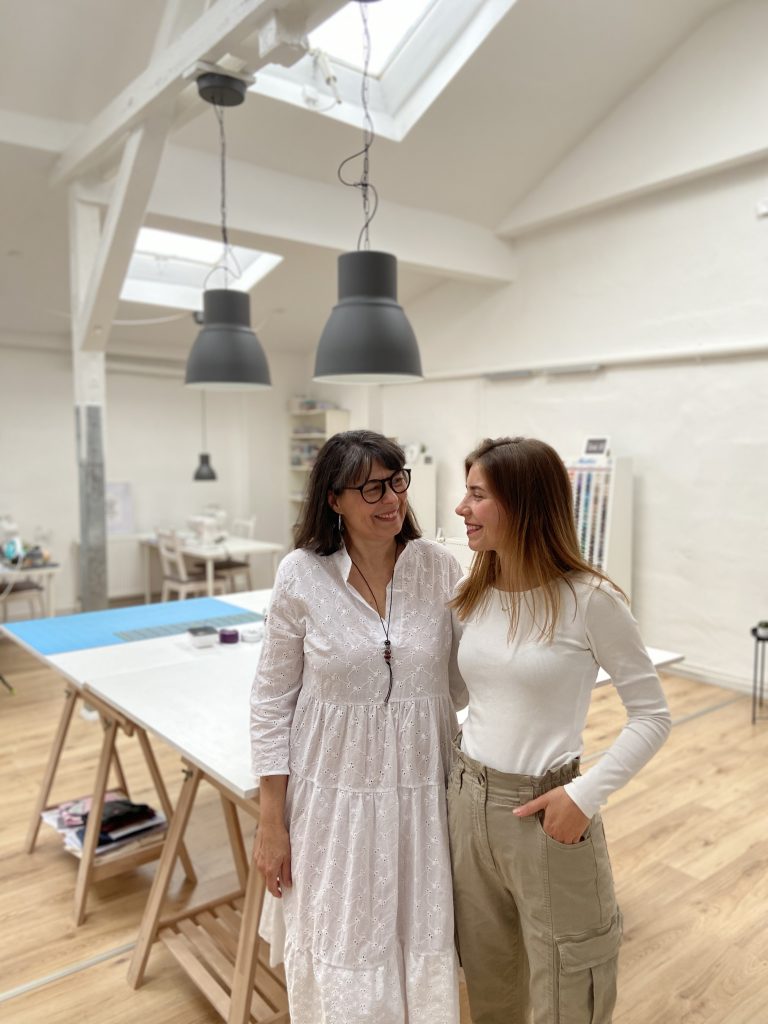 Gabriele Hofmann und ihre Tochter Ann-Kathrin Weimer im Atelier "Die Nähsterne".
