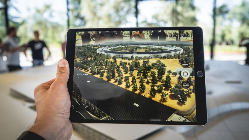 Auf dem Foto wird ein Tablet verwendet, um in die virtuelle Realität einzutauchen.