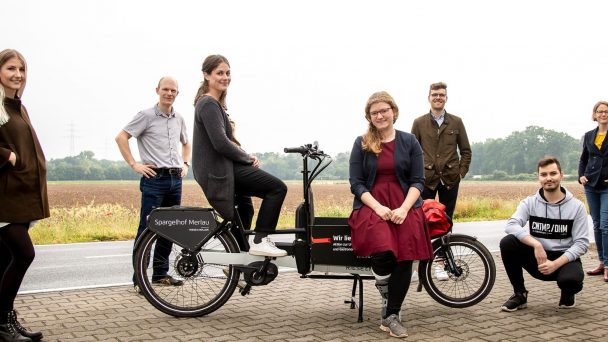 Gruppenfoto: Das Team von LieferradDA präsentiert das Lieferrad.