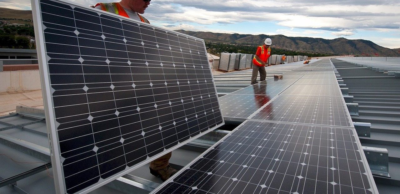 Solar Panels werden von Mitarbeitenden einer Firma installiert