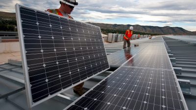 Solar Panels werden von Mitarbeitenden einer Firma installiert