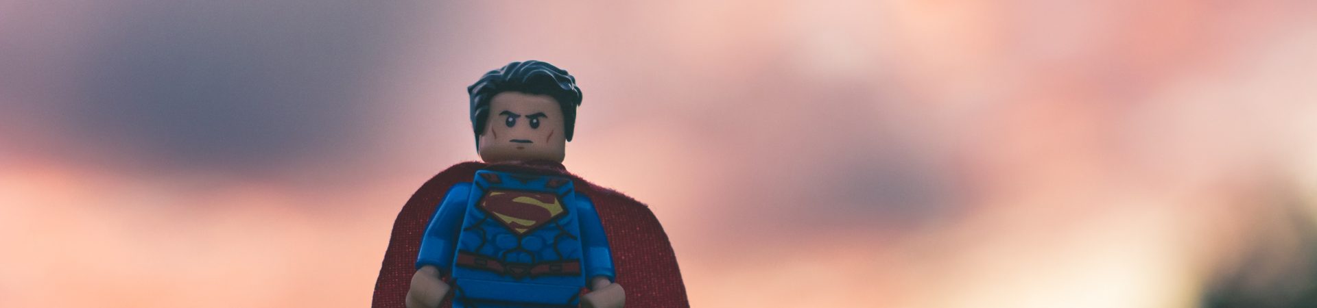 Lege-Superman Figur als Sinnbild für die Heldenreise