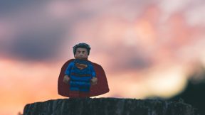 Lege-Superman Figur als Sinnbild für die Heldenreise