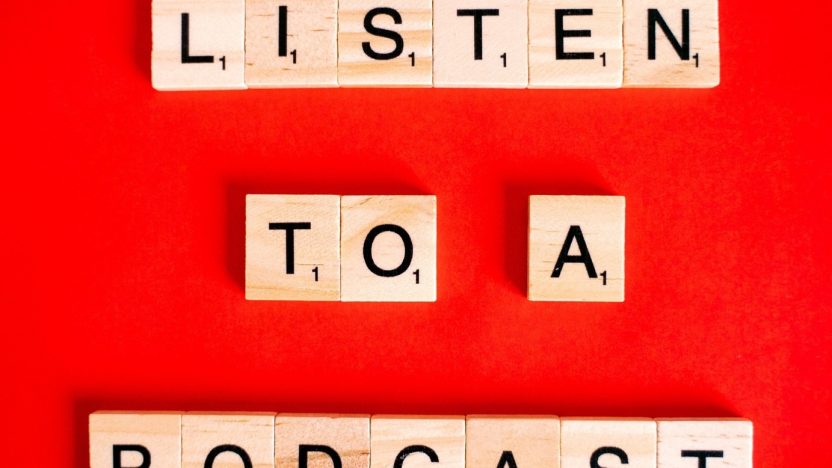 Schriftzug auf rotem Hintergrund: Listen to a Podcast