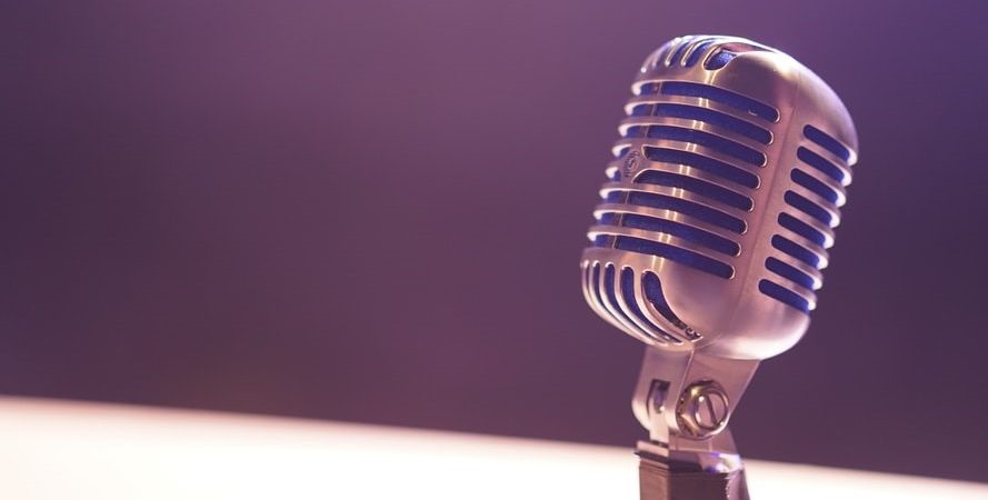 Ein Mikrofon stellt die Relevanz des Podcasts dar