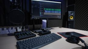 Podcast-Studio mit Mischpult und Aufnahmesoftware am Computer